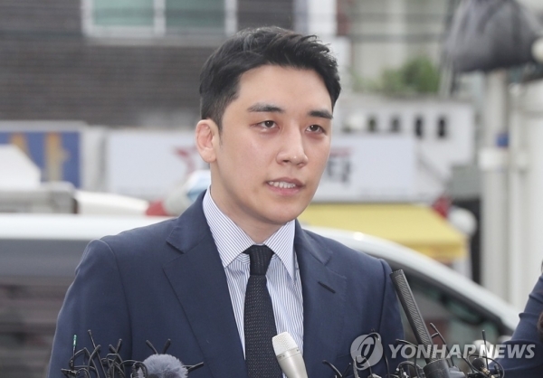 지난해 조사를 받기 위해 서울지방경찰청 지능범죄수사대에 출석하며 취재진 질문에 답하고 있는 가수 승리. 연합뉴스