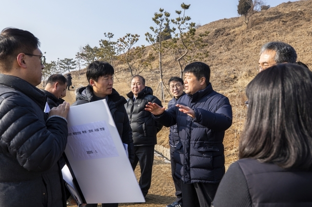 최근 박형우 인천 계양구청장이 계양산 무장애길과 계양산성 복원정비 현장을 방문, 공사 관계자로부터 현황에 대한 설명을 들으며 이야기를 나누고 있다. 계양구청 제공