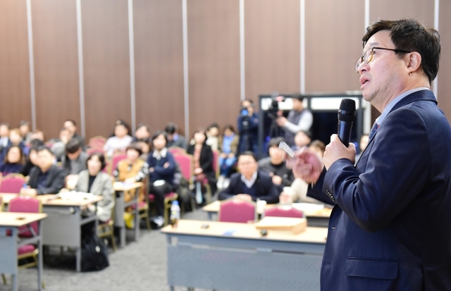 염태영 전국시장군수구청장협의회 대표회장(수원시장)이 지난 10일 경상남도 창원컨벤션센터에서 열린 ‘2020 경남 사회혁신 국제포럼’에 참석해 ‘Back to thelocal-대한민국의 미래는 지역에 있다’라는 주제로 특별강연을 하고 있다. 수원시 제공