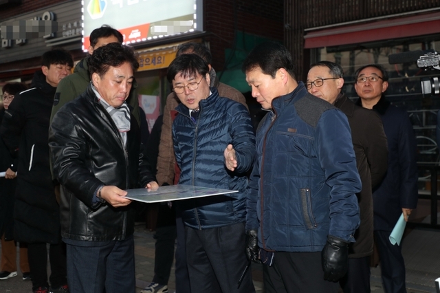 한대희 군포시장이 국토부의 GTX-C 노선 건설에 맞춰 정차역이자 1ㆍ4호선 환승역인 금정역 일원에서 ‘현답(현장에서 답을 찾다) 행정’을 실시하고 있다.