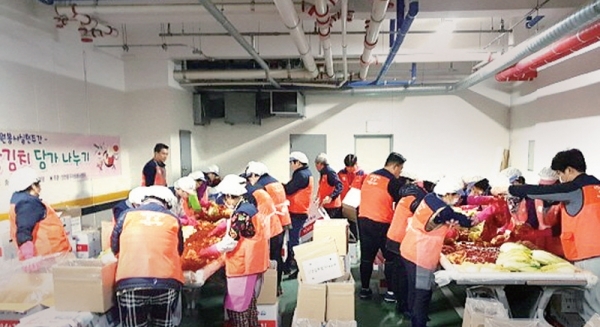 인천시 중구자원봉사센터가 2019년 11월 중구 보훈회관 지하주차장에서 ‘사랑의 김장김치 담가 나누기’ 행사를 하고 있다. 인천시 중구자원봉사센터 홈페이지