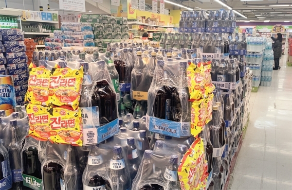 13일 수원 영통구의 한 대형마트. 진열된 맥주에 사은품 라면이 세 겹의 테이프로 칭칭 감겨있다. 김해령기자
