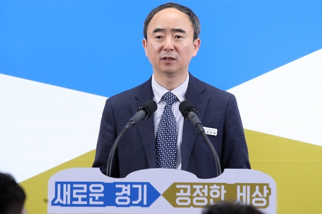 임문영 경기도 미래성장정책관이 14일 오전 도청 브리핑룸에서 ‘도 기술개발사업 및 지역협력연구센터 지원사업 개선계획’에 대한 브리핑을 하고 있다. 윤원규기자