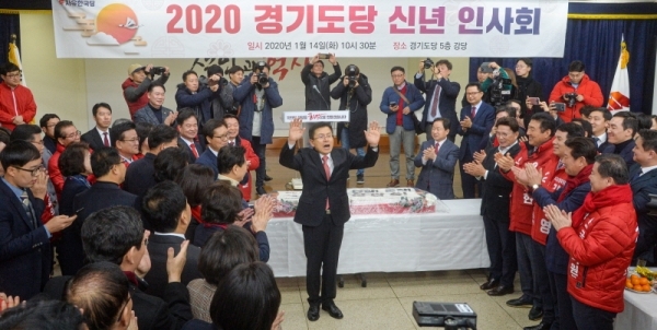 14일 오전 경기도 수원시 장안구 자유한국당 경기도당에서 열린 신년인사회에 참석한 황교안 자유한국당 대표가 손을 들어 참석자들에게 새해 인사하고 있다.조주현기자