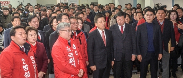 14일 오전 경기도 수원시 장안구 자유한국당 경기도당에서 열린 신년인사회에 참석한 황교안 자유한국당 대표 등 참석자들이 애국가를 부르고 있다.조주현기자