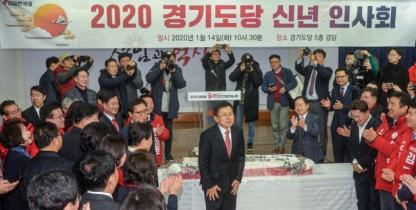 14일 오전 경기도 수원시 장안구 자유한국당 경기도당에서 열린 신년인사회에 참석한 황교안 자유한국당 대표가 손을 들어 인사하고 있다.조주현기자