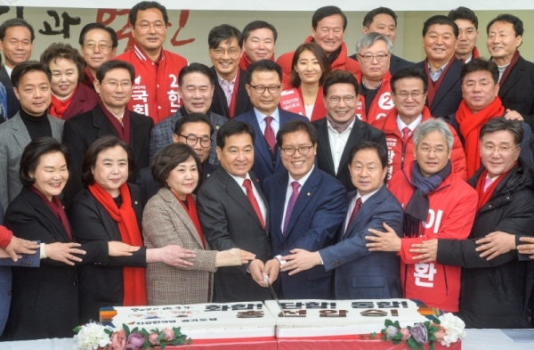 14일 오전 경기도 수원시 장안구 자유한국당 경기도당에서 열린 신년 인사회에 참석한 자유한국당 심재철 원내대표, 송석준 경기도당위원장 등 당직자와 총선 예비 후보자 등이 떡을 자르고 있다.조주현기자