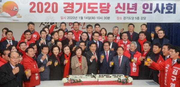 14일 오전 경기도 수원시 장안구 자유한국당 경기도당에서 열린 신년 인사회에 참석한 자유한국당 심재철 원내대표, 송석준 경기도당위원장 등 당직자와 총선 예비 후보자 등이 건배를 하고 있다.조주현기자