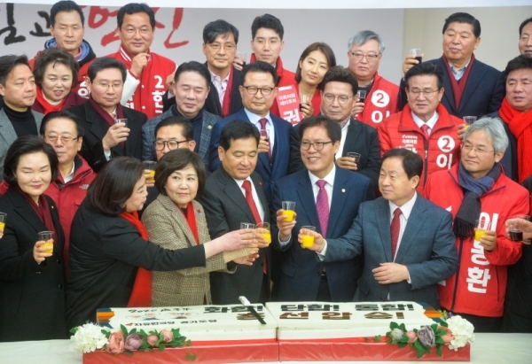 14일 오전 경기도 수원시 장안구 자유한국당 경기도당에서 열린 신년 인사회에 참석한 자유한국당 심재철 원내대표, 송석준 경기도당위원장 등 당직자와 총선 예비 후보자 등이 건배를 하고 있다.조주현기자