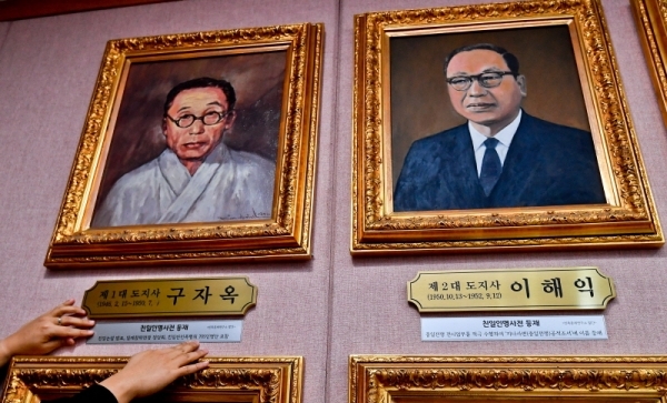 14일 오후 경기도청 신관 4층 대회의실에서 관계자가 역대 도지사 액자 중 중 친일인명사전에 등재된 1대 · 2대 · 6대 · 10대 도지사의 액자 밑에 친일 행적 내용을 부착하고 있다. 윤원규기자