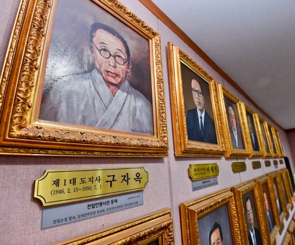 14일 오후 경기도청 신관 4층 대회의실에서 관계자가 역대 도지사 액자 중 중 친일인명사전에 등재된 1대 · 2대 · 6대 · 10대 도지사의 액자 밑에 친일 행적 내용을 부착하고 있다. 윤원규기자
