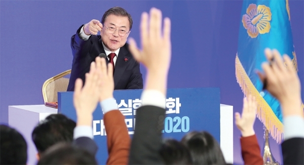 문재인 대통령이 14일 오전 청와대 영빈관에서 열린 2020 신년 기자회견에서 질문을 요청하는 기자를 지정하고 있다. 연합뉴스