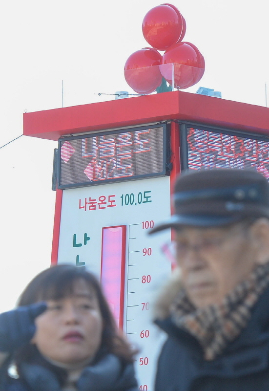 15일 인천시 부평역 광장에 선 사랑의 온도탑이 102℃ 를 나타내며 영하 추위를 녹이고 있다. 장용준기자