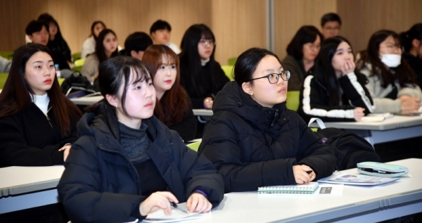 15일 수원컨벤션센터에서 열린 ‘대학연합 전공체험박람회’에 참가한 중,고등학생들이 강남, 경기, 단국, 아주대학교 계열별 전공 체험부스에서 대학진학시 어떤 전공을 선택해야 하는지 내가 선택한 전공에서는 무엇을 배울지 등에 대해 체험해 보고 있다.전형민기자