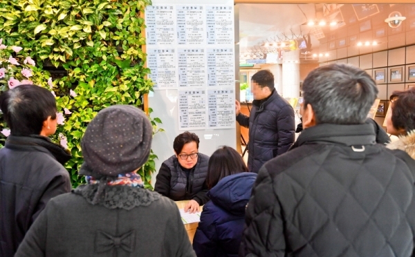 15일 오후 수원시청 일자리센터에서 열린 올해 첫 '구인 구직 만남의 날' 행사에 많은 구직자들이 모여 일자리를 찾고 있다. 일자리센터 관계자는 