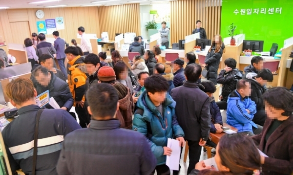 15일 오후 수원시청 일자리센터에서 열린 올해 첫 '구인 구직 만남의 날' 행사에 많은 구직자들이 모여 일자리를 찾고 있다. 일자리센터 관계자는 