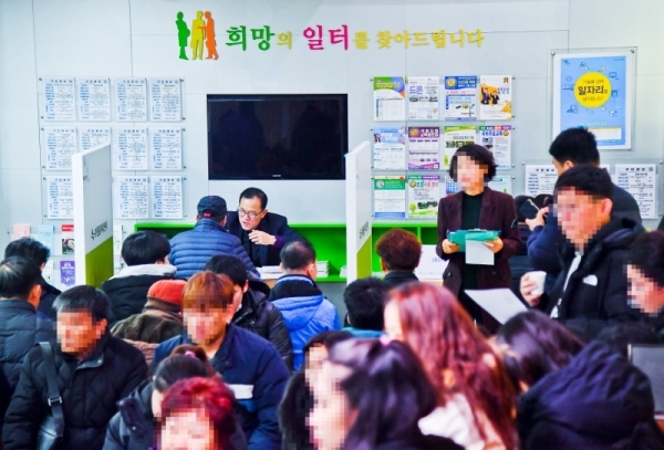15일 오후 수원시청 일자리센터에서 열린 올해 첫 '구인 구직 만남의 날' 행사에 많은 구직자들이 모여 일자리를 찾고 있다. 일자리센터 관계자는 