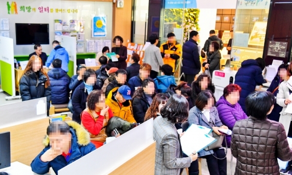 15일 오후 수원시청 일자리센터에서 열린 올해 첫 '구인 구직 만남의 날' 행사에 많은 구직자들이 모여 일자리를 찾고 있다. 일자리센터 관계자는 