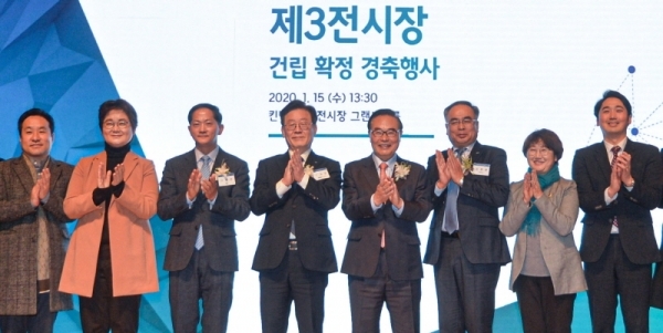 15일 고양시 킨텍스에서 열린 킨텍스 제3전시장 건립확정 경축행사에서 이재명 경기도지사, 이재준 고양시장, 김종춘 코트라 부사장, 임창열 킨텍스 사장 등 관계자들이 기념촬영을 하고 있다.경기도와 고양시, 코트라는 2024년 개장을 목표로 총사업비 4천931억원을 들여 내년에 킨텍스 제3전시장을 착공할 예정이다.조주현기자