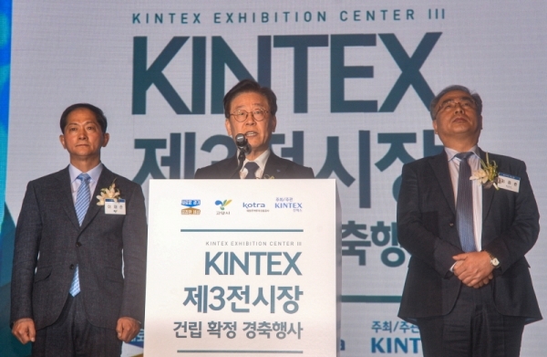 이재명 경기도지사가 15일 고양시 킨텍스에서 열린 킨텍스 제3전시장 건립확정 경축행사에서 인사말하고 있다. 경기도와 고양시, 코트라는 2024년 개장을 목표로 총사업비 4천931억원을 들여 내년에 킨텍스 제3전시장을 착공할 예정이다.조주현기자