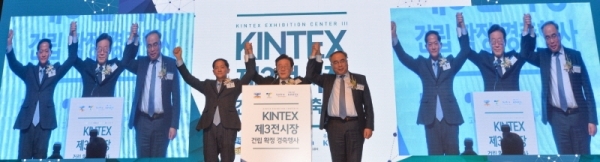 이재준 고양시장(왼쪽부터)과 이재명 경기도지사, 김종춘 코트라 부사장이 15일 고양시 킨텍스에서 열린 킨텍스 제3전시장 건립확정 경축행사에서 공동성명서를 낭독한 뒤 기념촬영하고 있다.경기도와 고양시, 코트라는 2024년 개장을 목표로 총사업비 4천931억원을 들여 내년에 킨텍스 제3전시장을 착공할 예정이다.조주현기자