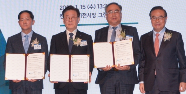 이재준 고양시장(왼쪽부터)과 이재명 경기도지사, 김종춘 코트라 부사장, 임창열 킨텍스 사장이 15일 고양시 킨텍스에서 열린 킨텍스 제3전시장 건립확정 경축행사에서 협약서를 들고 기념촬영하고 있다. 경기도와 고양시, 코트라는 2024년 개장을 목표로 총사업비 4천931억원을 들여 내년에 킨텍스 제3전시장을 착공할 예정이다.조주현기자