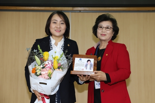 경기도의회 안혜영 부의장(더불어민주당ㆍ수원11)은 16일 경기도농업기술원에서 열린 ‘2020 농촌여성리더 역량강화교육 및 총회’에 참석해 한국생활개선 경기도연합회로부터 감사패를 받았다.