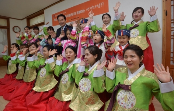 백군기 용인시장이 17일 용인시예절교육관에서 열린 '다문화가정 명절체험 행사에서' 다문화여성들과 차담을 나눈 뒤 기념촬영을 하고 있다.조주현기자