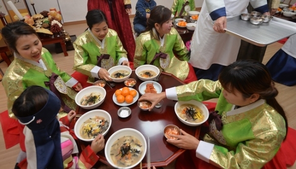 설 명절을 앞둔 17일 용인시예절교육관에서 열린 '다문화가정 명절체험 행사'에서 다문화여성과 어린이들이 떡국을 먹으며 명절체험을 하고 있다.조주현기자