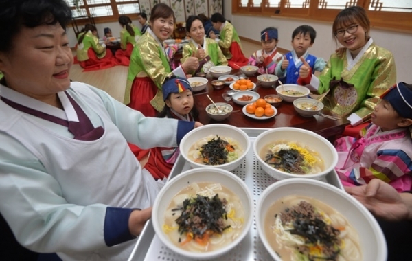 설 명절을 앞둔 17일 용인시예절교육관에서 열린 '다문화가정 명절체험 행사'에서 다문화여성과 어린이들이 떡국을 먹으며 명절체험을 하고 있다.조주현기자