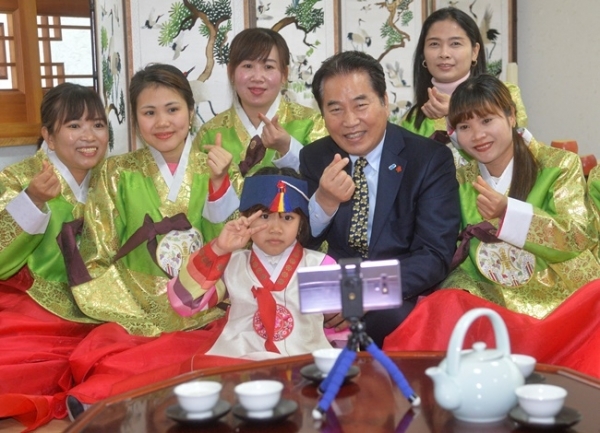 백군기 용인시장이 17일 용인시예절교육관에서 열린 '다문화가정 명절체험 행사에서' 다문화여성들과 차담을 나눈 뒤 기념촬영을 하고 있다. 조주현 기자