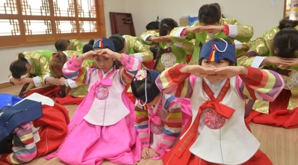 설 명절을 앞둔 17일 용인시예절교육관에서 열린 '다문화가정 명절체험 행사'에서 다문화여성과 어린이들이 차례 예절을 배우고 있다.조주현기자