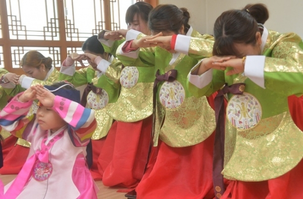 설 명절을 앞둔 17일 용인시예절교육관에서 열린 '다문화가정 명절체험 행사'에서 다문화여성과 어린이들이 차례 예절을 배우고 있다.조주현기자