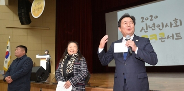 임병택 시흥시장이 17일 시흥abc행복학습타운에서 열린 '2020 신년인사회 ㅋㅋ콘서트'에서 각 동 주민자치위원회장을 시민들에게 소개하고 있다.조주현기자