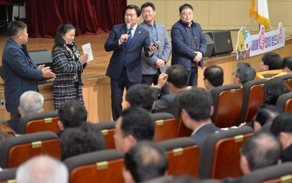 임병택 시흥시장이 17일 시흥abc행복학습타운에서 열린 '2020 신년인사회 ㅋㅋ콘서트'에서 행사 진행을 하고 있다.조주현기자