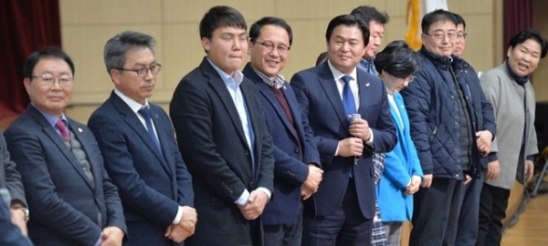 임병택 시흥시장이 17일 시흥abc행복학습타운에서 열린 '2020 신년인사회 ㅋㅋ콘서트'에서 각 동 주민자치위원회장을 시민들에게 소개하고 있다.조주현기자