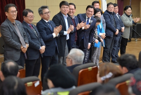 임병택 시흥시장이 17일 시흥abc행복학습타운에서 열린 '2020 신년인사회 ㅋㅋ콘서트'에서 각 동 주민자치위원회장을 시민들에게 소개하고 있다.조주현기자