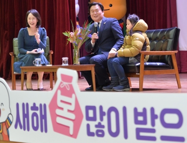 임병택 시흥시장이 17일 시흥abc행복학습타운에서 열린 '2020 신년인사회 ㅋㅋ콘서트'에서 정책 퀴즈 정답을 맞춘 어린이와 인사를 나누고 있다.조주현기자