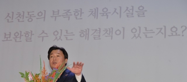 임병택 시흥시장이 17일 시흥abc행복학습타운에서 열린 '2020 신년인사회 ㅋㅋ콘서트'에서 행사 진행을 하고 있다.조주현기자