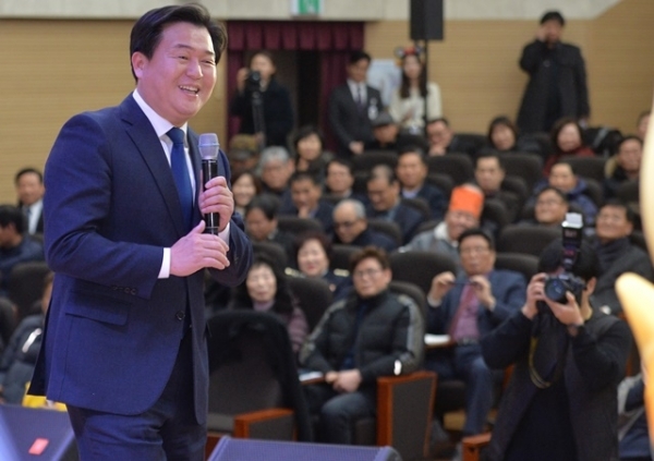 임병택 시흥시장이 17일 시흥abc행복학습타운에서 열린 '2020 신년인사회 ㅋㅋ콘서트'에서 행사 진행을 하고 있다.조주현기자