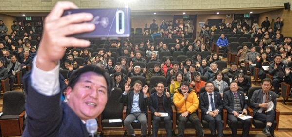 임병택 시흥시장이 17일 시흥abc행복학습타운에서 열린 '2020 신년인사회 ㅋㅋ콘서트'에서 시민들과 기념촬영을 하고 있다.조주현기자