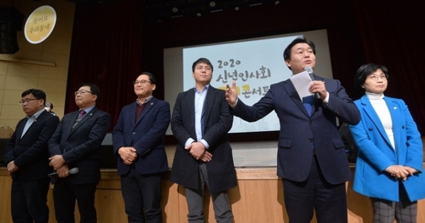 임병택 시흥시장이 17일 시흥abc행복학습타운에서 열린 '2020 신년인사회 ㅋㅋ콘서트'에서 행사 진행을 하고 있다.조주현기자