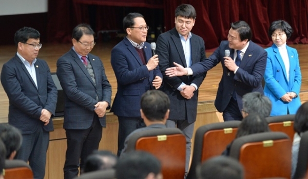 임병택 시흥시장이 17일 시흥abc행복학습타운에서 열린 '2020 신년인사회 ㅋㅋ콘서트'에서 행사 진행을 하고 있다.조주현기자