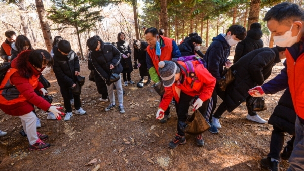 18일 오후 광명시 구름산 일원에서 열린 '겨울철 야생동물 먹이주기 행사'에 참가한 광명지역 학생들과 환경단체연합회 회원들이 해바라기, 밀, 조, 귀리, 옥수수, 보리쌀 등 1400kg 상당의 먹이를 이동로에 뿌리고 있다. 이번 행사는 겨울철 야생동물의 먹이 부족 현상을 해소하고 서식지 보호를 위해 열렸다.조주현기자