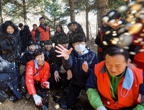 18일 오후 광명시 구름산 일원에서 열린 '겨울철 야생동물 먹이주기 행사'에 참가한 광명지역 학생들과 환경단체연합회 회원들이 해바라기, 밀, 조, 귀리, 옥수수, 보리쌀 등 1400kg 상당의 먹이를 이동로에 뿌리고 있다. 이번 행사는 겨울철 야생동물의 먹이 부족 현상을 해소하고 서식지 보호를 위해 열렸다.조주현기자