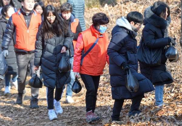 18일 오후 광명시 구름산 일원에서 열린 '겨울철 야생동물 먹이주기 행사'에 참가한 광명지역 학생들과 환경단체연합회 회원들이 해바라기, 밀, 조, 귀리, 옥수수, 보리쌀 등 1400kg 상당의 먹이를 이동로에 뿌리고 있다. 이번 행사는 겨울철 야생동물의 먹이 부족 현상을 해소하고 서식지 보호를 위해 열렸다.조주현기자