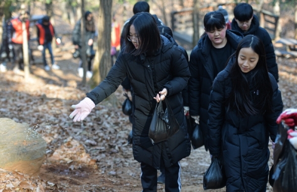 18일 오후 광명시 구름산 일원에서 열린 '겨울철 야생동물 먹이주기 행사'에 참가한 광명지역 학생들과 환경단체연합회 회원들이 해바라기, 밀, 조, 귀리, 옥수수, 보리쌀 등 1400kg 상당의 먹이를 이동로에 뿌리고 있다. 이번 행사는 겨울철 야생동물의 먹이 부족 현상을 해소하고 서식지 보호를 위해 열렸다.조주현기자