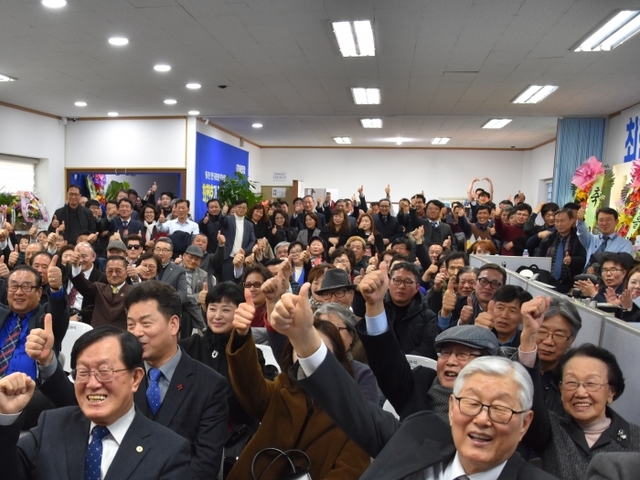 ▲ 1월 18일 면접 보는 날 컨셉의 개소식에서 면접관님들이 최헌호 예비후보에게 엄지척을 보내고 있다.