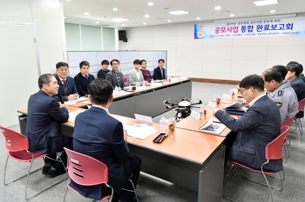 지난 17일 수원시 도시안전통합센터에서 열린 통합 완료보고회에서 관계자들이 사업별 추진성과 및 시연, 통합관제센터 발전방안 토론 등에 대한 의견을 말하고 있다. 수원시 제공