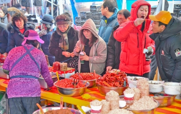 19일 오전 5일장이 열린 성남 모란시장에서 설날을 앞두고 제수용품과 식료품 등을 구입하러 방문한 시민들로 북적이고 있다. 윤원규기자